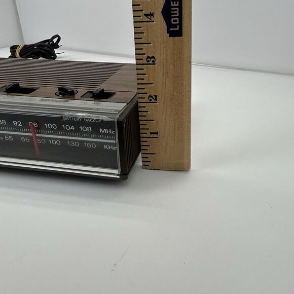 General Electric GE 7-4624A AM/FM Digital Alarm Clock Radio Wood Grain Finish - Picture 8 of 13